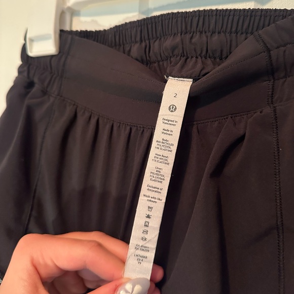 Lululemon hotty hot shorts size 2 - Picture 4 of 4